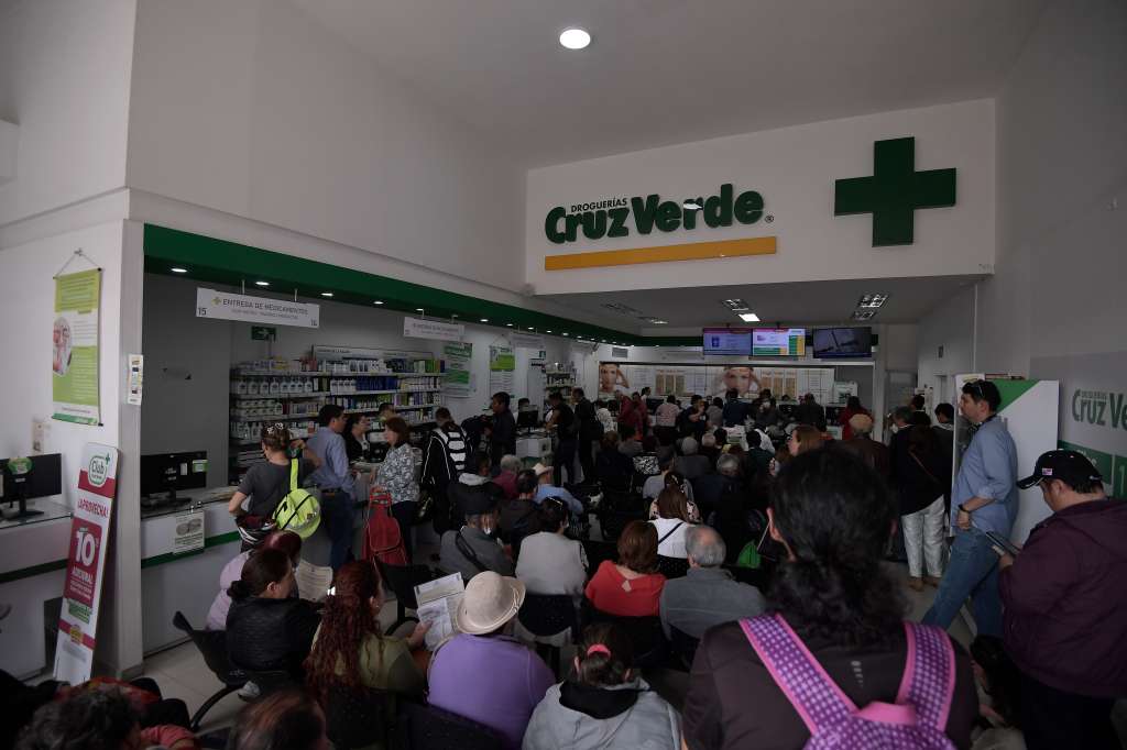 Fachada e instalaciones de esta droguería, una de las encargadas de la entrega de medicamentos de la EPS Sanitas.