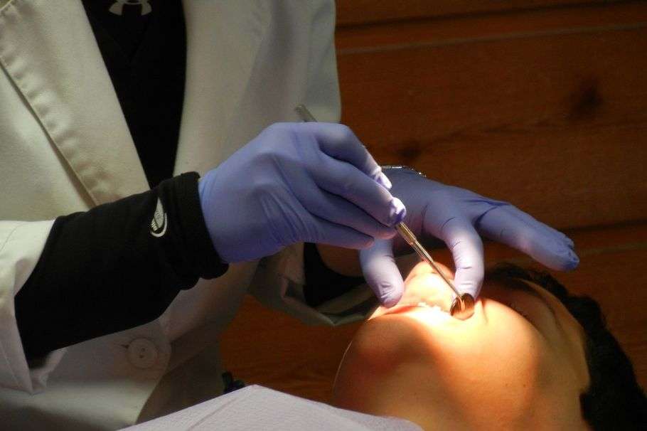 Aquí te presentamos algunas señales de que es hora de considerar una limpieza dental profesional.