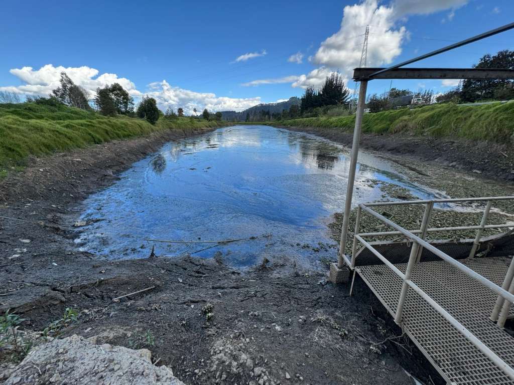 La Corporación Autónoma Regional de Cundinamarca (CAR) lanzó una alerta a municipios e industrias de la Sabana de Bogotá por el déficit de agua, reflejado en bajos caudales y el descenso sostenido de los embalses.