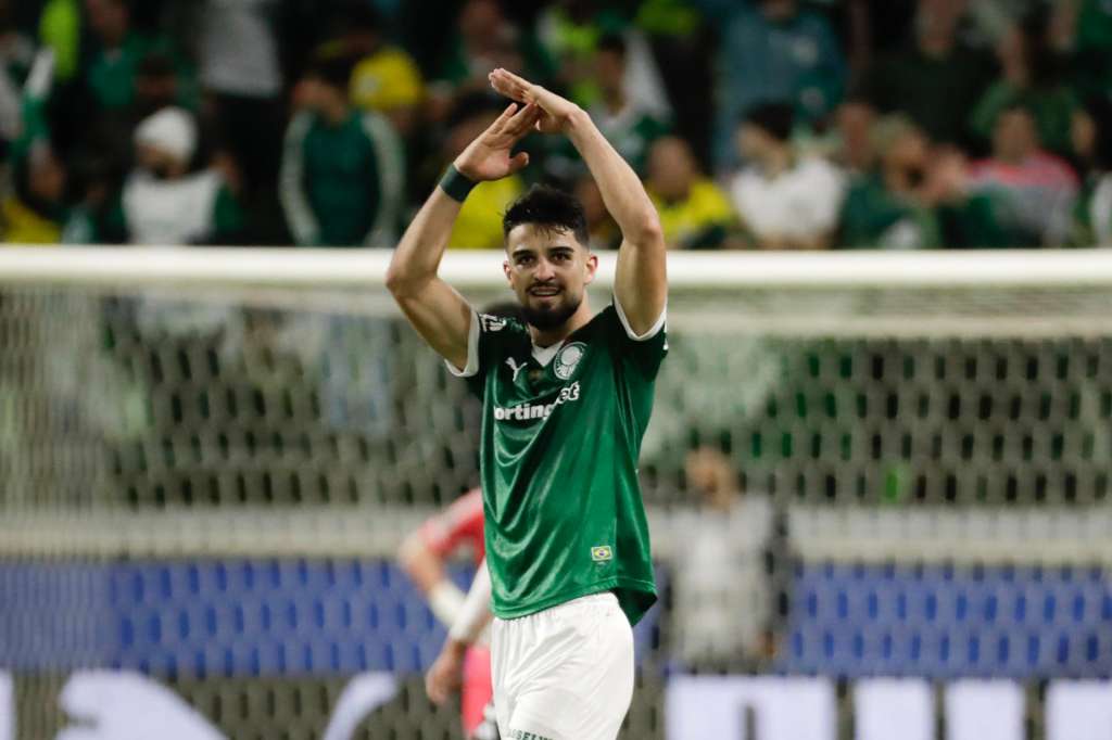 AMDEP4039. SAO PAULO (BRASIL), 24/09/2025.- José Manuel López de Palmeiras celebra un gol este miércoles, en un partido de cuartos de final de la Copa Libertadores entre Palmeiras y River Plate en el estadio Allianz Parque, en Sao Paulo (Brasil). EFE/ Sebastião Moreira