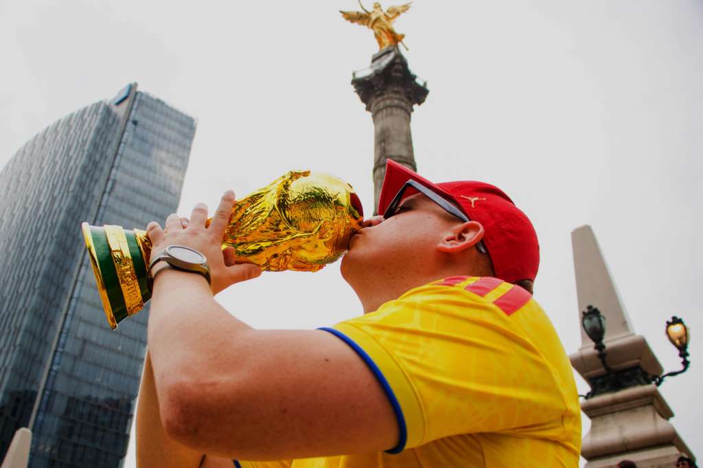 MEX6074. CIUDAD DE MÉXICO (MÉXICO), 16/06/2026.- Un aficionado de Colombia posa este martes, previo al partido contra Uzbekistán durante Mundial de la FIFA 2026, este martes en Ciudad de México (México). EFE/ Tomás Cruz