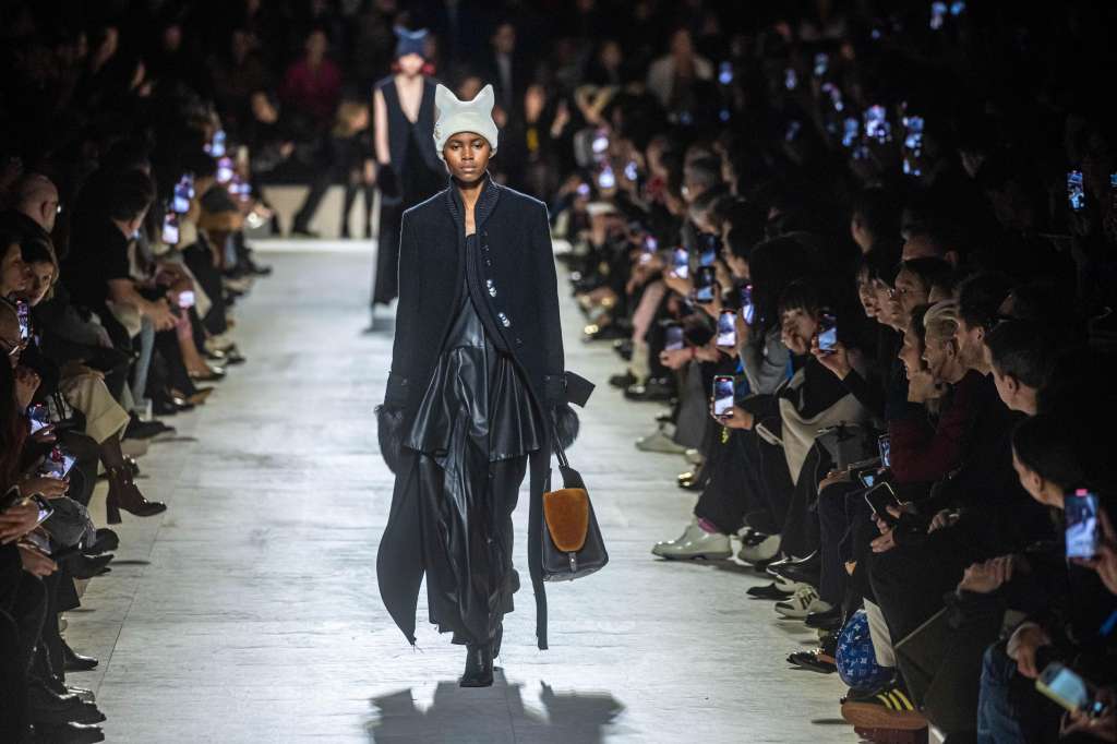 Paris (France), 05/03/2024.- A model presents a creation from the Fall/Winter 2024/2025 Collection by French designer Nicolas Ghesquiere for Louis Vuitton during the Paris Fashion Week, in Paris, France, 05 March 2024. The presentation of the women's collections runs from 25 February to 05 March 2024. (Moda, Francia) EFE/EPA/CHRISTOPHE PETIT TESSON