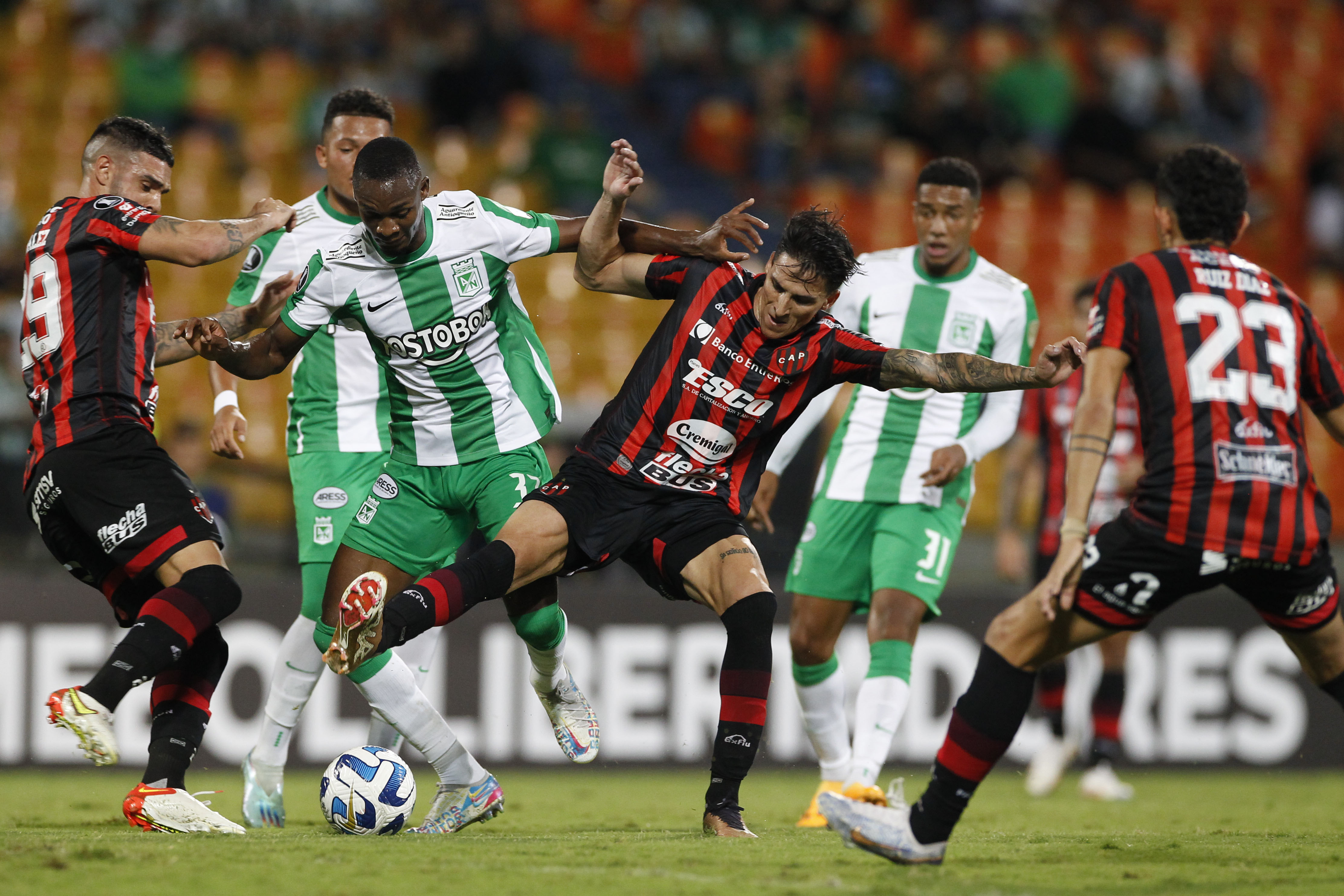 AMDEP5284. MEDELLÍN (COLOMBIA), 27/06/2023.- Jayder Asprilla (2-i) de Nacional disputa el balón con Cristian González (i) y Lautaro Dante Geminiani (2-d) de Patronato hoy, en un partido de la fase de grupos de la Copa Libertadores entre Atlético Nacional y Patronato en el estadio Atanasio Girardot en Medellín (Colombia). EFE/ Luis Eduardo Noriega A.