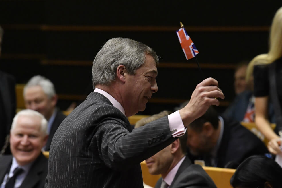 El líder del Partido Brexit de Gran Bretaña, Nigel Farage, ondea una bandera de la Unión durante la sesión plenaria del Parlamento Europeo en Bruselas el 29 de enero de 2020. / AFP