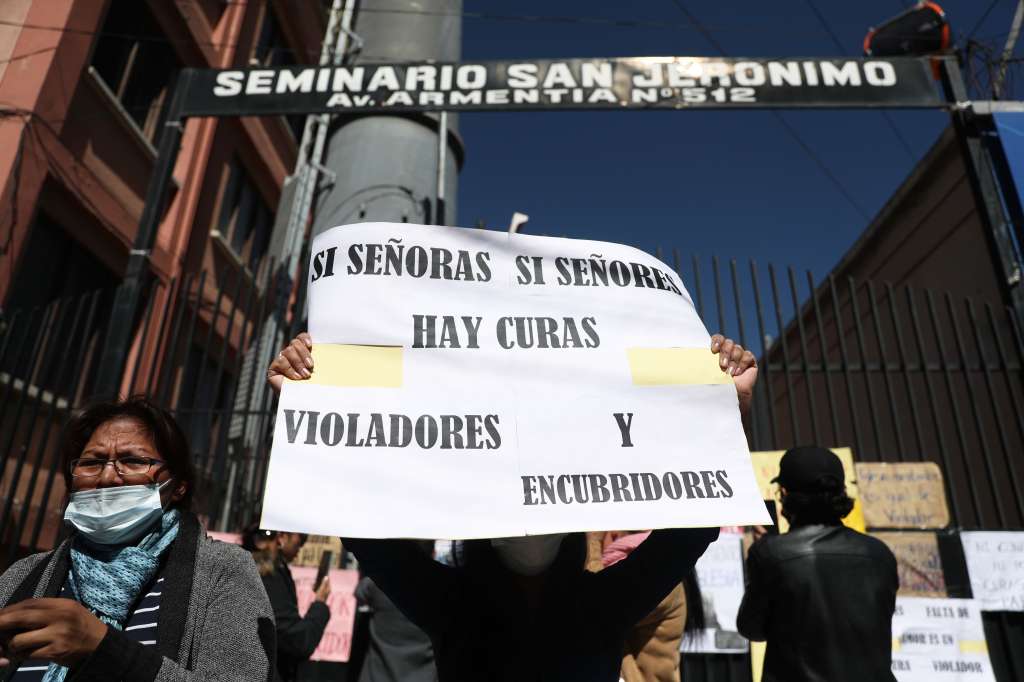 AME060. LA PAZ (BOLIVIA), 30/04/2024.- Fotografía de archivo fechada el 18 de mayo de 2023 de varias personas que protestan en contra de los presuntos abusos sexuales al interior de la iglesia católica boliviana, en las puertas del seminario San Jerónimo en La Paz (Bolivia). Bolivia recuerda este martes un año de la revelación de los presuntos abusos sexuales cometidos por el jesuita español Alfonso Pedrajas Moreno contra decenas de niños y adolescentes cuando estuvo al frente de un colegio en el país, desde 1971, y que dio lugar a otras denuncias. La publicación en 2023 del caso conocido como 'Pica' por el apodo del jesuita, fallecido en 2009, sacudió a la sociedad boliviana y derivó en una serie de denuncias e investigaciones penales de otros posibles casos de pederastia perpetrados presuntamente por sacerdotes católicos, muchos ya fallecidos. EFE/ Luis Gandarillas ARCHIVO