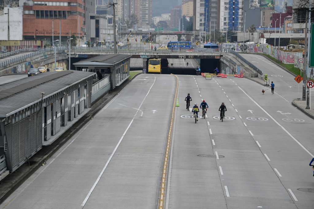 Diferentes aspectos de este día en la autopista norte, calle 100, cra 11, cra 7, calle 26 y avenida Boyacá en Bogotá, en el que los habitantes se movilizaron en otros medios de transporte como: Transmilenio, taxis o bicicletas.