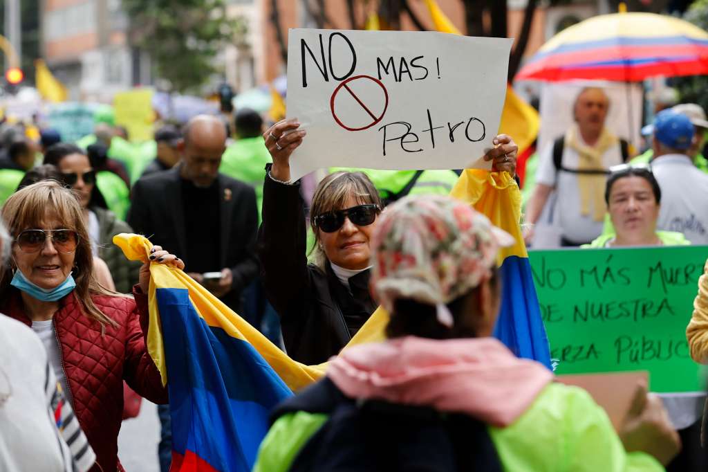 BOG400 BOGOTÁ (COLOMBIA), 15/02/2023.- Personas con carteles y gritando consignas participan de una marcha contra las reformas del Gobierno del presidente colombiano Gustavo Petro, hoy en las calles de Bogotá (Colombia). La oposición colombiana convocó para este miércoles, marchas en todo el país para mostrar la disconformidad con las reformas que impulsa el Gobierno, como la de la salud, cuyo proyecto de ley fue presentado el lunes al Congreso y defendido este martes por el presidente Gustavo Petro. EFE/Mauricio Dueñas Castañeda