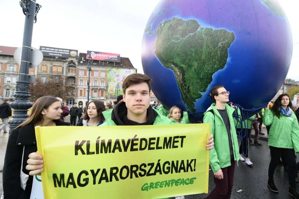 También hubo protestas en Budapest.AFPEn Flers-en-Escrebieux, en el norte de Francia, unos cuarenta activistas desplegaron pancartas en las que se leía "Amazon destruye puestos de trabajo y el clima" o "Block Friday" frente a una sede de Amazon, cuyas entradas fueron custodiadas por una veintena de policías, indicó un cámara de la AFP.
