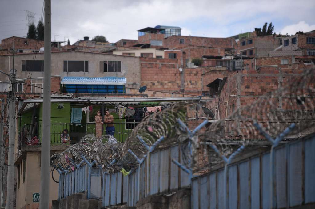 Familiares de algunos presos protestan al frente de la cárcel La Picota, en Bogotá, exigen al gobierno del presidente Iván Duque tomar medidas urgentes para evitar un contagio masivo de Covid-19.