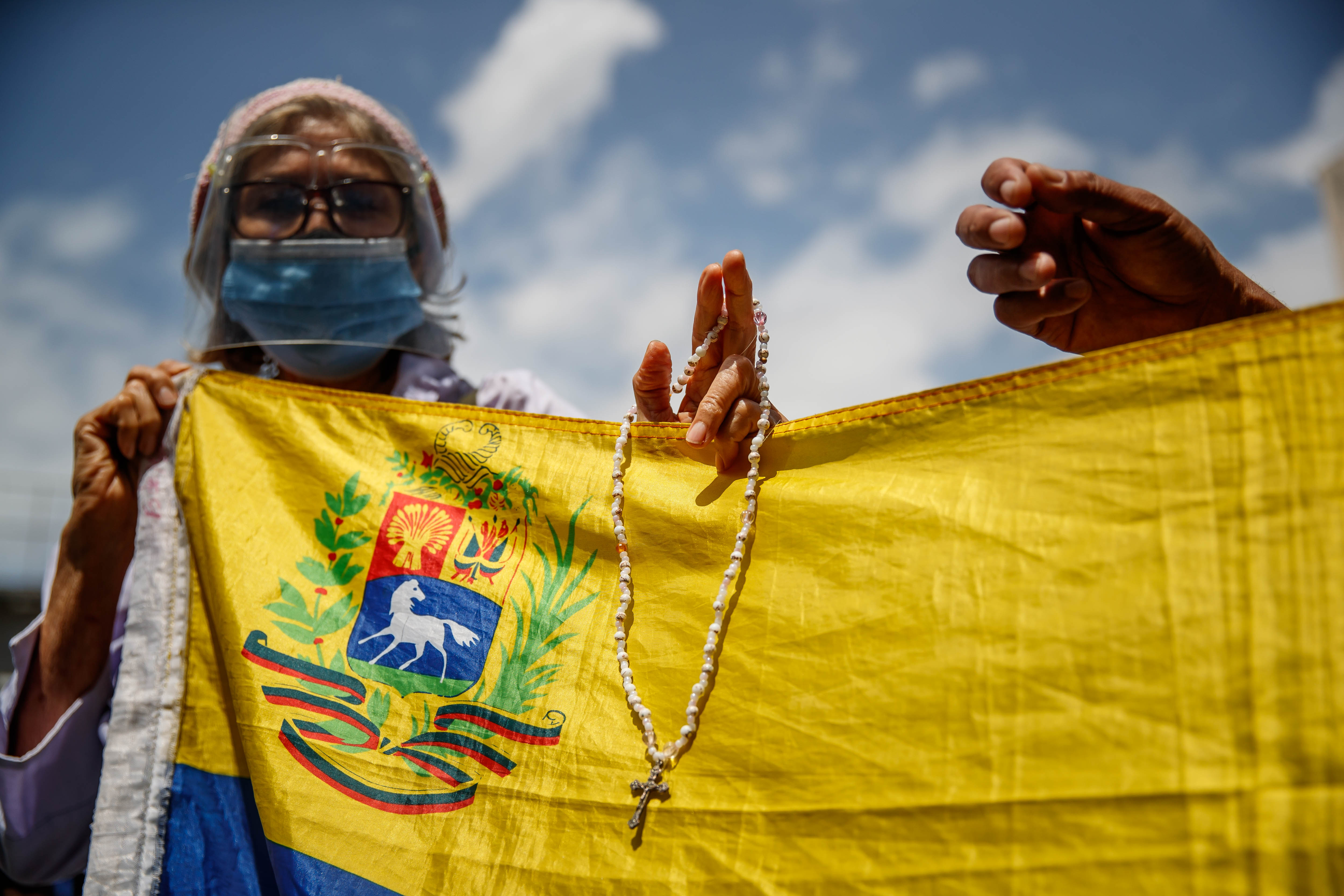 AME5750. CARACAS (VENEZUELA), 10/06/2022.- Una mujer protesta para exigir la liberación de cuatro miembros del partido Voluntad Popular, hoy, en las inmediaciones del Palacio de Justicia, en Caracas (Venezuela). Opositores venezolanos protestaron en las inmediaciones del Palacio de Justicia para exigir la liberación de los cuatro miembros del partido Voluntad Popular (VP), que lidera Leopoldo López, que fueron detenidos el martes tras una conmemoración por los cinco años de la muerte de Nehomar Lander en las protestas antichavistas. EFE/ Miguel Gutiérrez