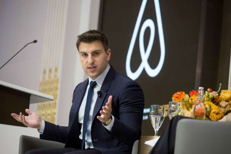 Brian Chesky, CEO de Airbnb, dice que la empresa volverá a lo básico.