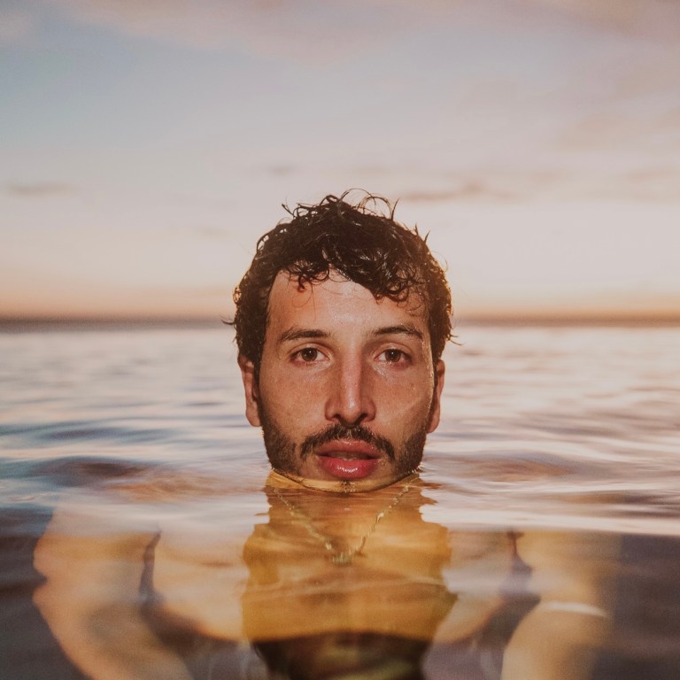 Sebastián Yatra celebra un año multiplatino con el debut de “Dharma+”