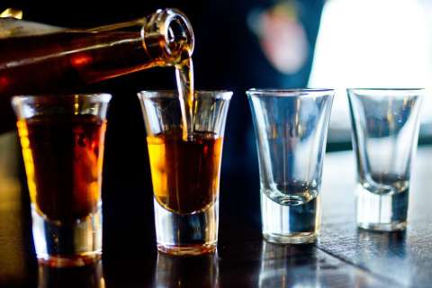 Van 20 intoxicados con licor adulterado: ¿cuál es riesgo y cómo evitarlo?