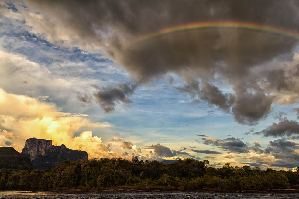 Panorámica del cerro Autana, un tepuy ubicado en el estado venezolano de Amazonas en Venezuela, cerca de la frontera colombiana. / Ferjflores - Flickr