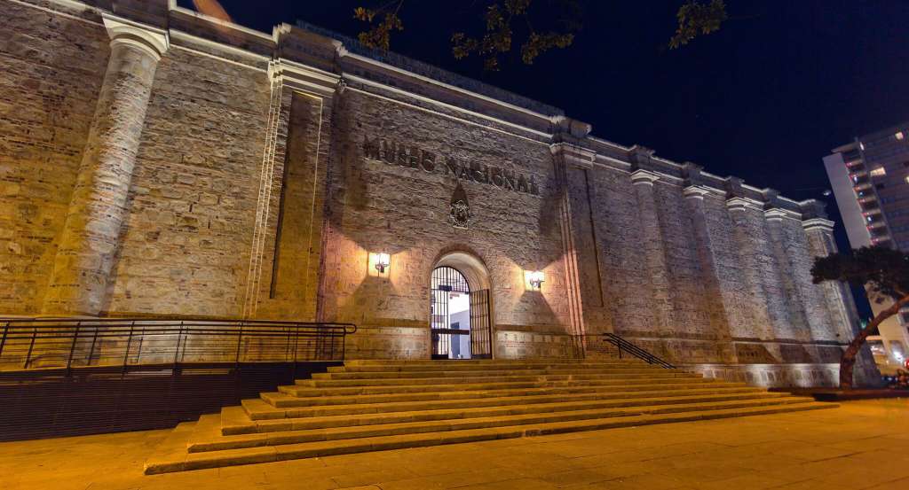El Museo Nacional de Colombia, ubicado en el centro de Bogotá, fue creado en 1823 y adaptado como un recinto cultural luego de ser una cárcel. En su interior cuenta con 17 salas de exposición.