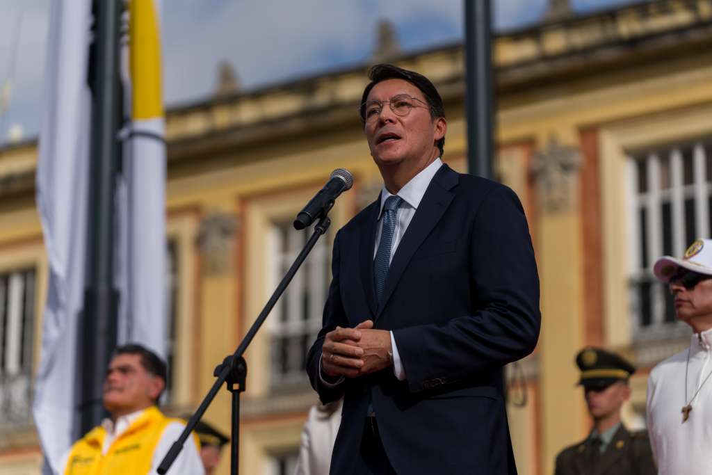 Hernán Penagos, registrador nacional, durante la ceremonia de instalación de urnas, este domingo 21 de junio de 2026, en la Plaza de Bolívar.
