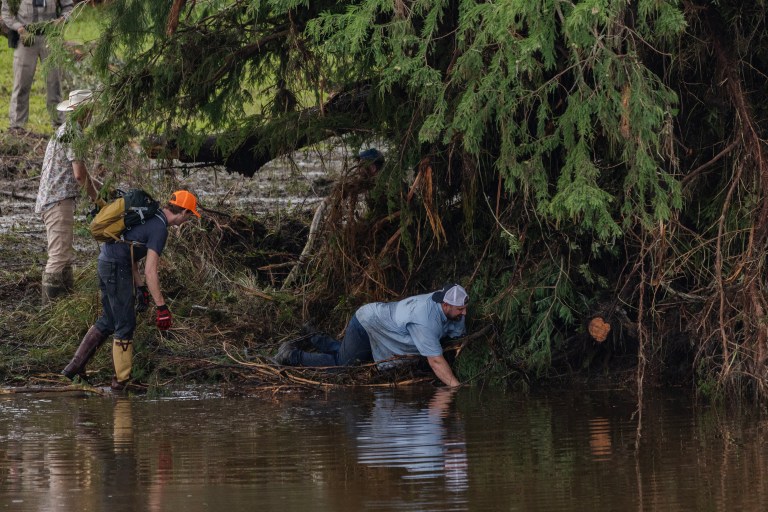 Desastre en Camp Mystic: Texas de luto por inundaciones; Washington en negación