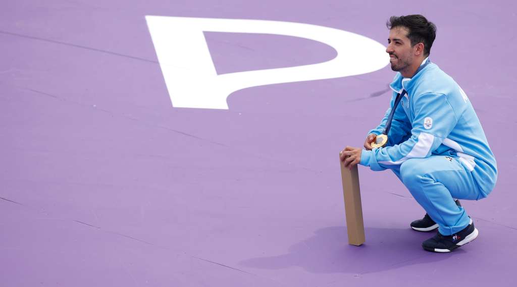 Paris (France), 31/07/2024.- Gold medalist Jose Torres Gil of Argentina poses after the podium for the Men Park Final of the Cycling BMX Freestyle competitions in the Paris 2024 Olympic Games, at the La Concorde in Paris, France, 31 July 2024. (Ciclismo, Francia, Concordia) EFE/EPA/YOAN VALAT