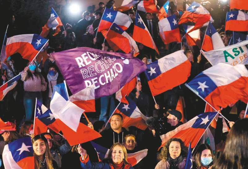Este domingo al pueblo chileno le toca definir si aprueba el texto redactado por la Convención Constitucional. / AFP