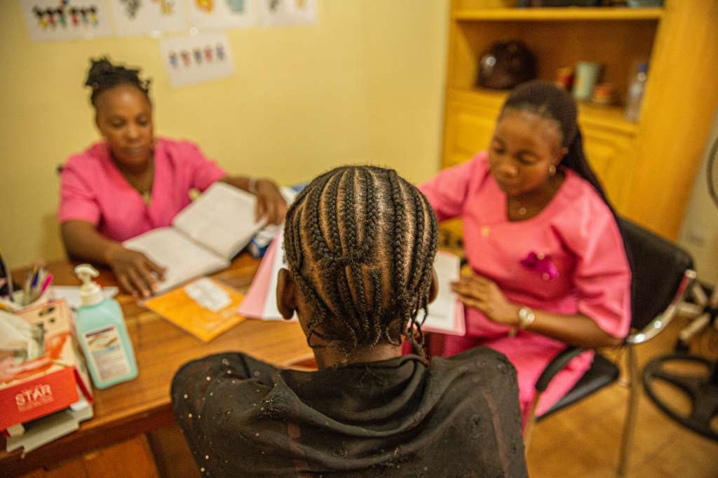Atención a una paciente de violencia sexual en República Centro Africana. Crédito: MSF