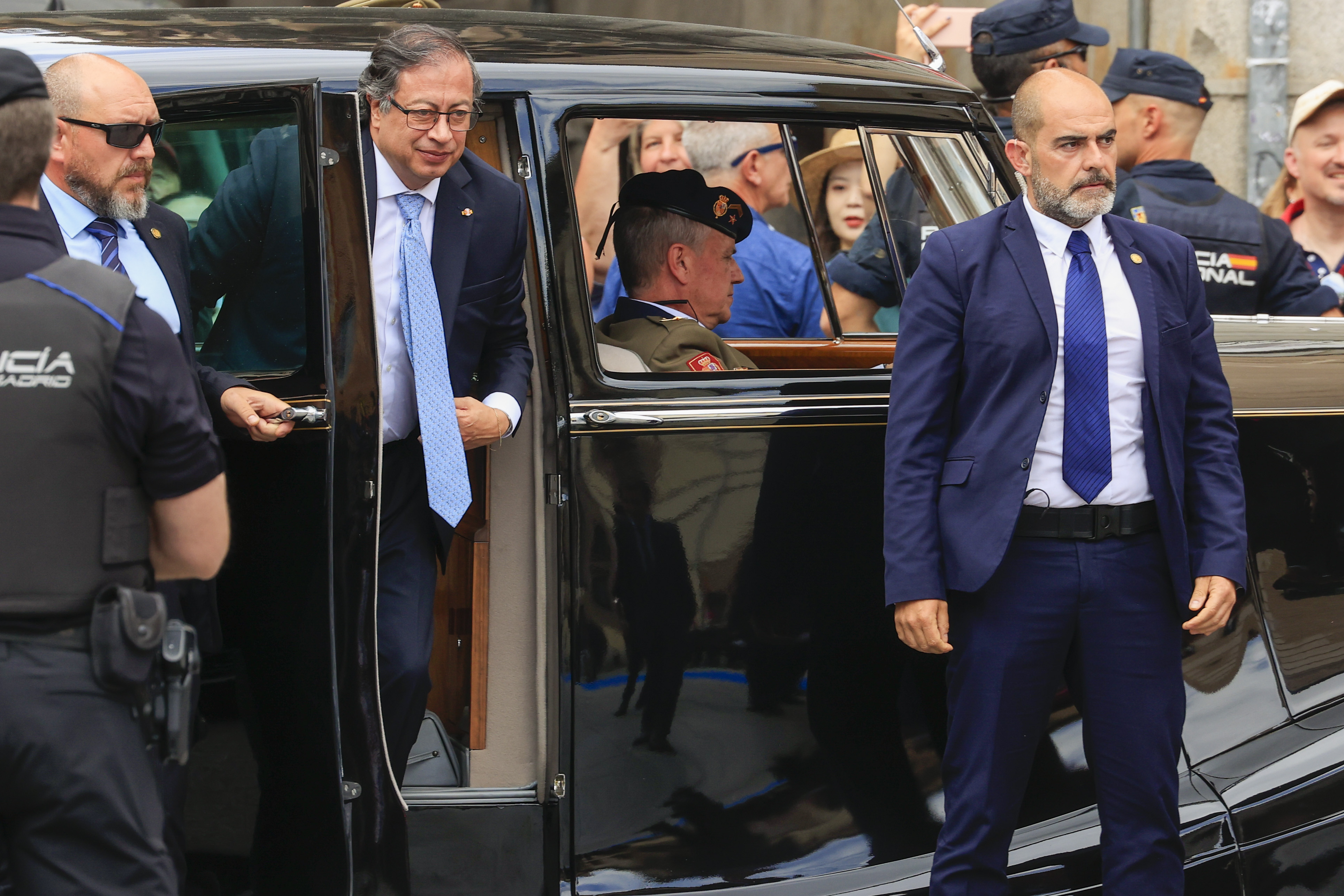 MADRID, 03/05/2023.- El presidente de Colombia, Gustavo Petro, a su llegada para recibir la llave de la ciudad de Madrid este miércoles en la capital de España durante la primera jornada de su primera visita de Estado a España, cuyo objetivo de robustecer las relaciones bilaterales en lo económico y comercial, pero también tratar el proceso impulsado en el país latinoamericano para conseguir lo que Petro denomina 'la paz total'. EFE/Zipi