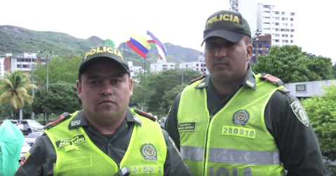 Dos policías atendieron un parto en plena vía pública de Cali