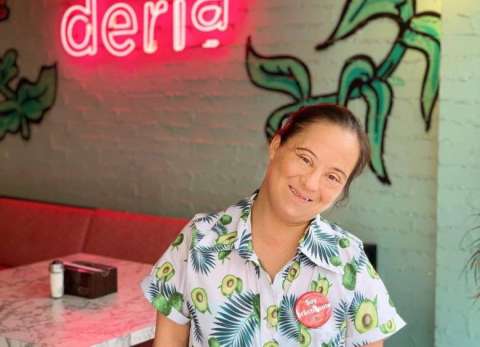 Pareja discriminó a una mesera con síndrome de Down en restaurante de Medellín