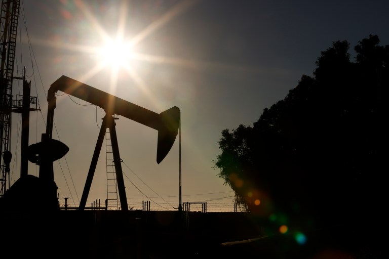 El precio del petróleo sigue bajando a pesar de la posible intervención de la OPEP