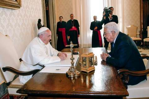 El papa recibe a Abas, quien inaugura embajada palestina en el Vaticano