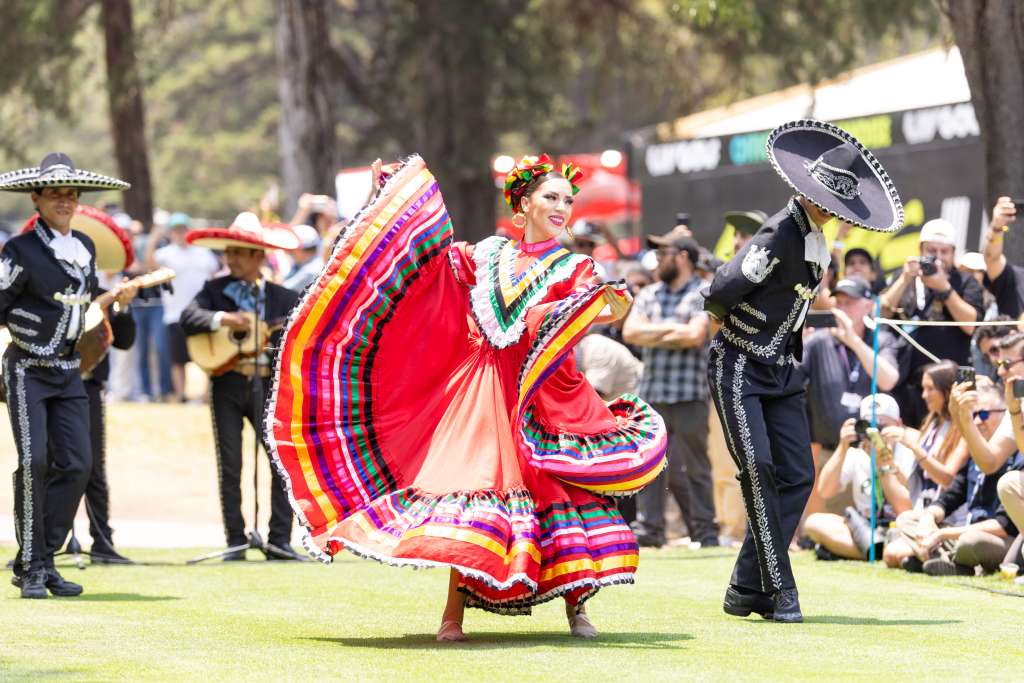 Artistas locales en el primer hoyo durante la primera ronda de LIV Golf Ciudad de México en el Club de Golf Chapultepec.