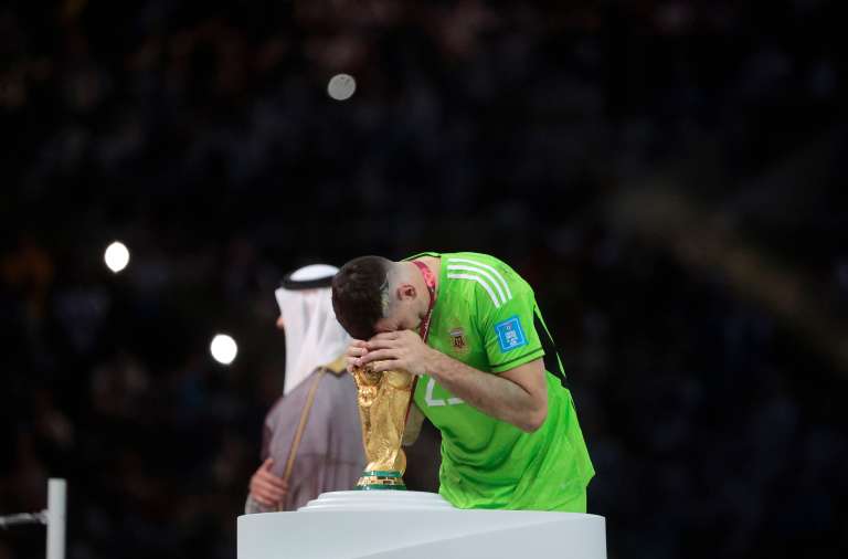 GR7042. LUSAIL (CATAR), 18/12/2022.- Emiliano Martínez arquero de Argentina toca el trofeo de la Copa del Mundo hoy, en la final del Mundial de Fútbol Qatar 2022 entre Argentina y Francia en el estadio de Lusail (Catar). EFE/ Juan Ignacio Roncoroni