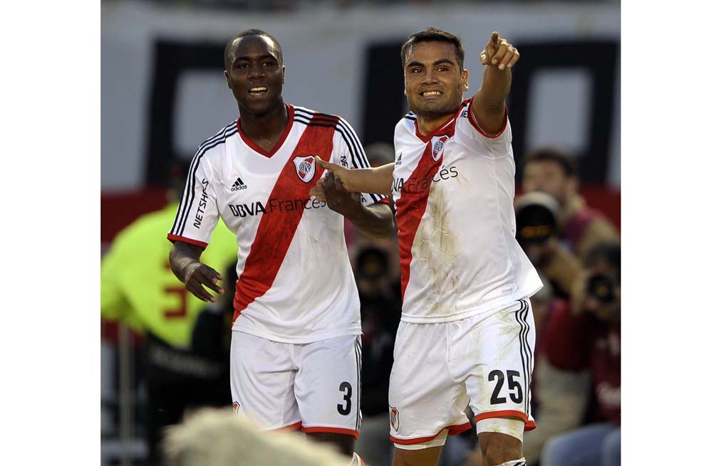 der Álvarez Balanta (izq.), defensor central de River Plate. / EFE