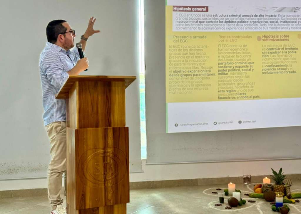 Juan Pablo Guerrero, subdirector del Cinep, presentó los resultados del informe “EGC en Chocó: violencia, poder y miedo”.