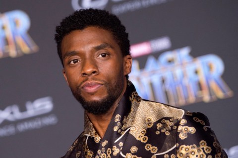 Esposa de Chadwick Boseman, Taylor Simone Ledward, acepta su Globo de Oro póstumo