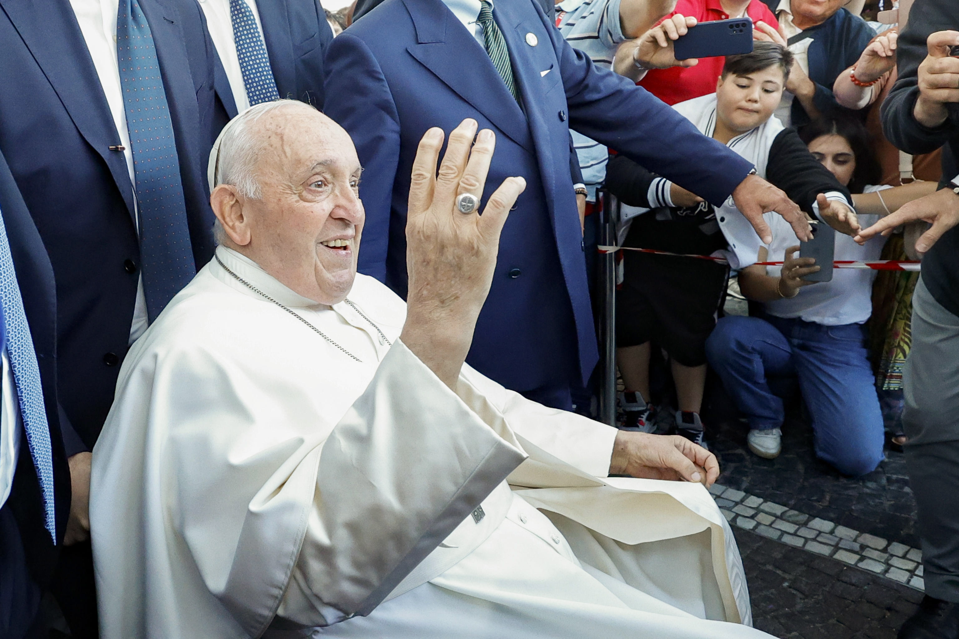 -FOTODELDIA- Roma (Italia), 16/06/2023.- El Papa Francisco saluda al salir del Hospital Policlínico Gemelli en Roma, Italia, este viernes. El Papa fue dado de alta por la mañana tras su reciente cirugía abdominal. EFE/FABIO FRUSTACI