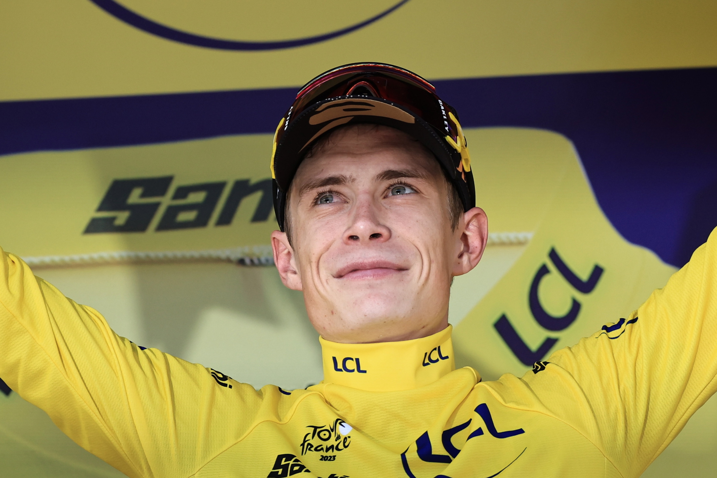 Morzine Les Portes Du Soleil (France), 15/07/2023.- Danish rider Jonas Vingegaard of team Jumbo-Visma celebrates on the podium retaining the overall leader's yellow jersey after the 14th stage of the Tour de France 2023, a 152kms race from Annemasse to Morzine les Portes du Soleil, France, 15 July 2023. (Ciclismo, Francia) EFE/EPA/CHRISTOPHE PETIT TESSON