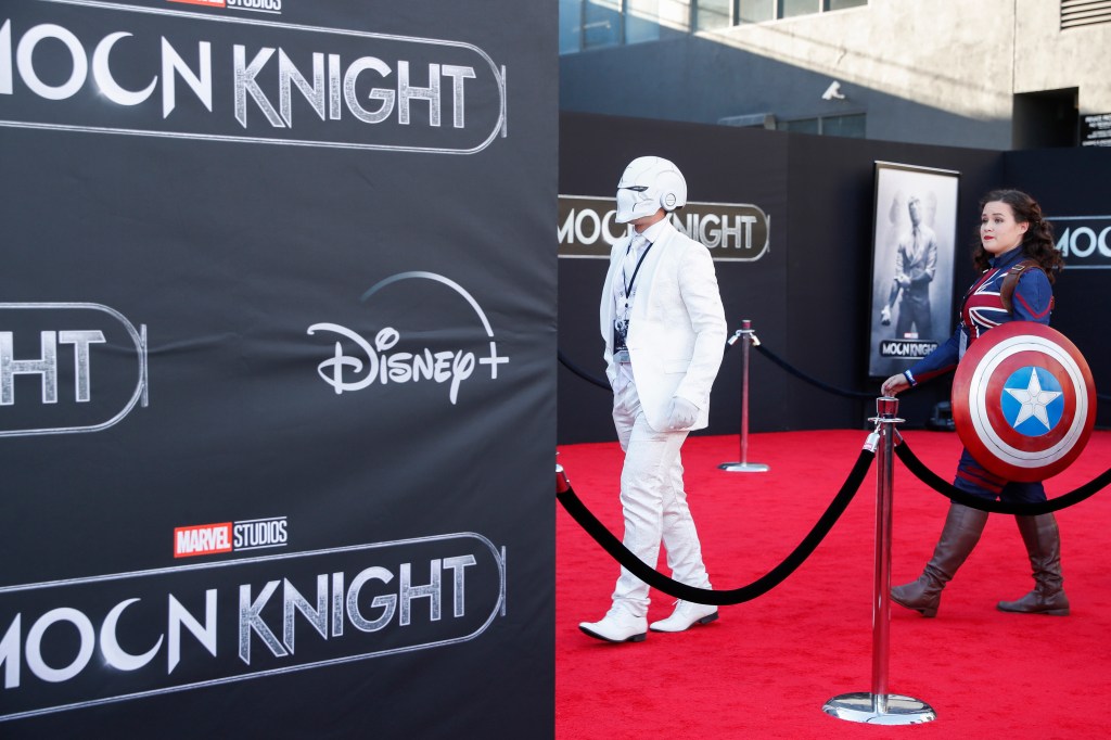 Los Angeles (United States), 23/03/2022.- Marvel fans arrive on the red carpet prior to the premiere of Disney'Äôs 'Moon Knight' at the El Capitan Theatre in Los Angeles, California, USA, 22 March 2022. 'Äò'Moon Knight' will be available for streaming on Disney Plus on 30 March 2022. (Estados Unidos) EFE/EPA/CAROLINE BREHMAN