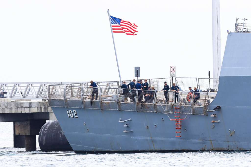 AME5525. CIUDAD DE PANAMÁ (PANAMÁ), 02/09/2025.- Integrantes de la tripulación del buque de guerra USS Sampson (DDG-102) de la Armada de los Estados Unidos llegan este martes, a la Terminal de Cruceros Amador en Ciudad de Panamá (Panamá). EFE/ Bienvenido Velasco