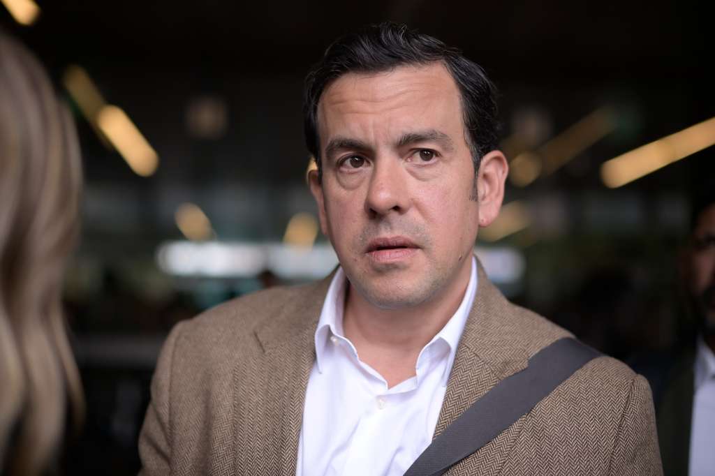 Ministro del Interior designado, durante el empalme con el gobierno saliente de Gustavo Petro