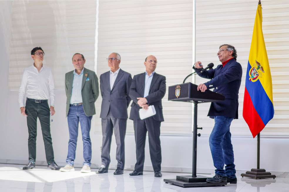 Los ministros Daniel Rojas (Educación), Antonio Sanguino (Trabajo), Alfonso Jaramillo (Salud), Germán Ávila (Hacienda) y el presidente Gustavo Petro durante la alocución de este 23 de diciembre.