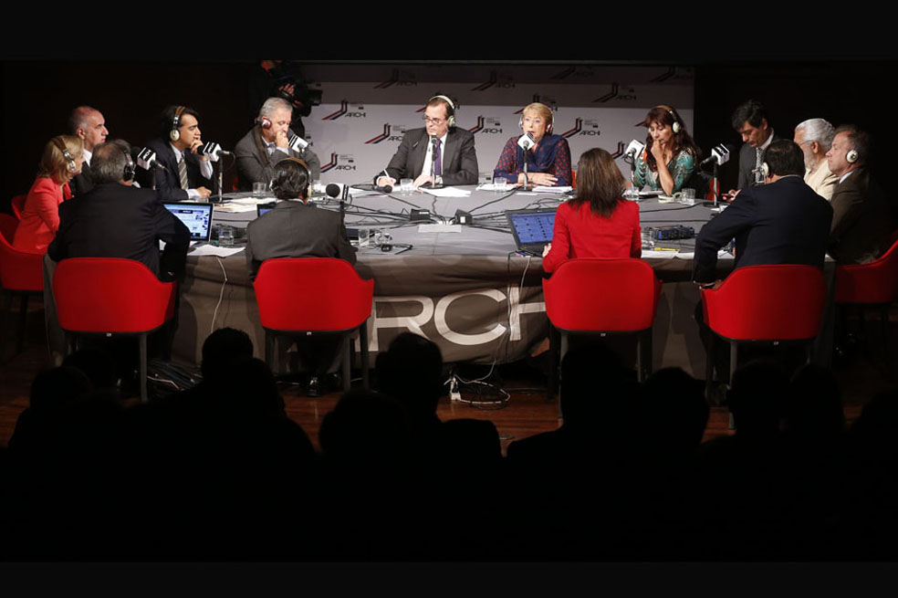 (De izquierda a derecha) Los candidatos presidenciales chilenos Evelyn Matthei, Ricardo Israel, Marco Enríquez Ominami, Marcel Claude, el periodista y moderador el evento Luis Pardo, Michelle Bachelet, Roxana Miranda, Franco Parisi, Alfredo Sfeir y Tomás Jocelyn-Holt, durante el debate presidencial radiofónico organizado por la Asociación de Radiodifusores de Chile (ARCHI). / EFE