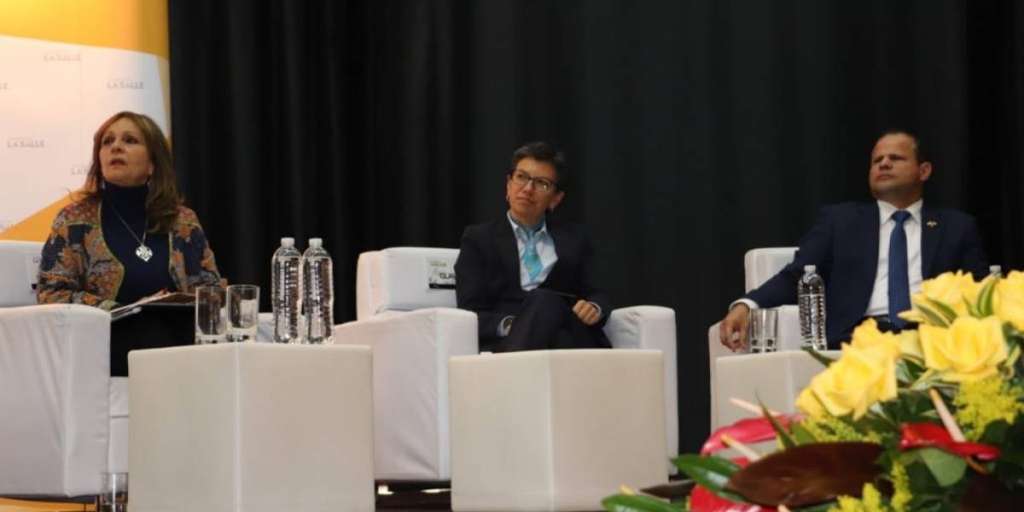 Ángela María Robledo, Claudia López y Jorge Antonio Trujillo, en el debate sobre educación. / Universidad de la Salle