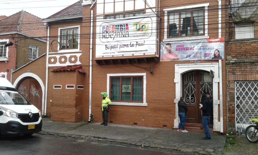 La sede del PCC y la UP está ubicada en el barrio Teusaquillo, de Bogotá. Tiene un vigilante y la Policía hace rondas con regularidad.Cortesía“Se trata de un hecho muy grave pues es también la sede nacional de la Unión Patriótica en medio de una campaña electoral donde el gobierno nacional afirma que hay garantías para todos partidos y movimientos políticos. Estamos haciendo denuncia pública y desde luego ante la Fiscalía General de la Nación”, comentó Jaime Caycedo, secretario general del PCC. En un comunicado, el PCC agregó: "Actualmente con Policía Judicial y de Inteligencia, se está adelantando una investigación que inició con la verificación de cámaras de video, entrevistas y trabajo de vecindario".