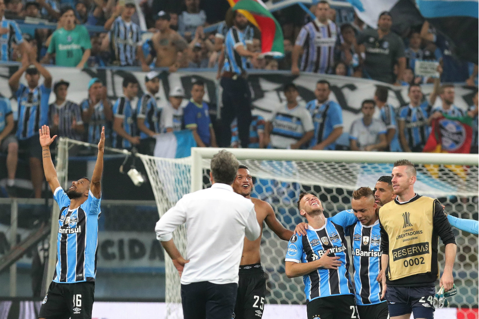Los jugadores de Gremio celebran tras conseguir la clasificación a la final de la Copa Libertadores. / EFE