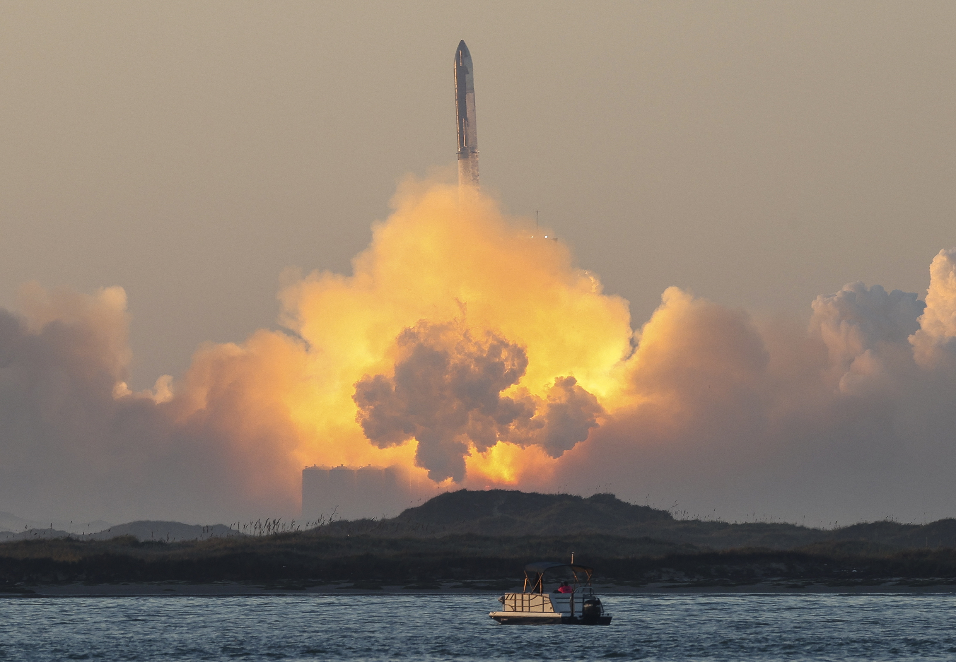 Boca Chica (United States), 18/11/2023.- The SpaceX mega rocket Starship takes off from a test base Boca Chica, Texas, USA, 18 November 2023. This is the second attempt to test mega rocket Starship. EFE/EPA/ADAM DAVIS
