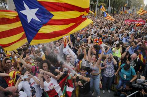 Las imágenes que dejó el anuncio de la independencia de Cataluña