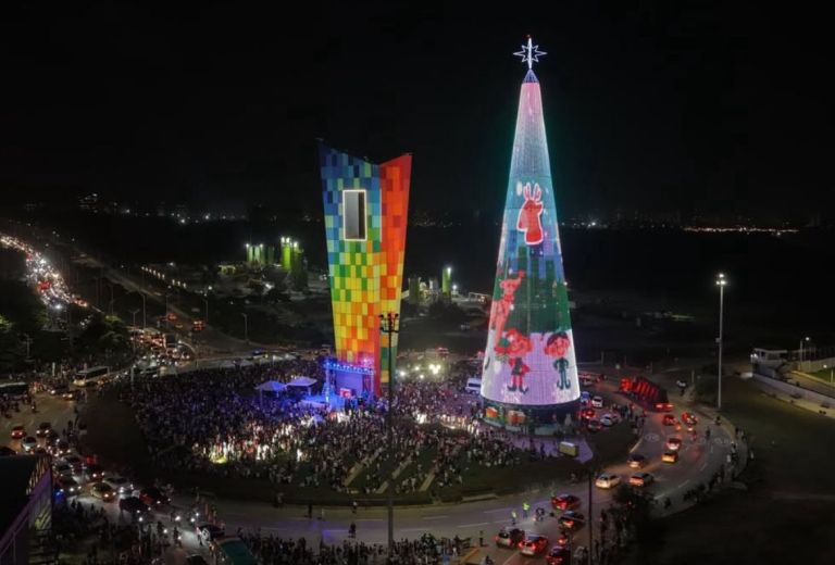 Encendieron el árbol de Navidad más grande del país en Barranquilla: ¿cuánto mide?