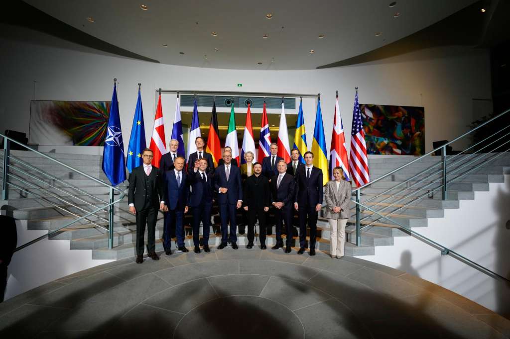 Berlin (DEU), 15/12/2025.- (L-R, 2nd row) Norway's Prime Minister Jonas Gahr Store, NATO Secretary-General Mark Rutte, Denmark's Prime Minister Mette Frederiksen, European Commission President Ursula von der Leyen, Dutch Prime Minister Dick Schoof, Swedish Prime Minister Ulf Kristersson, (L-R, front row) Finnish President Alexander Stubb, Polish Prime Minister Donald Tusk, France's President Emmanuel Macron, German Chancellor Friedrich Merz, Ukrainian President Volodymyr Zelensky, US Special Envoy Steve Witkoff, US president's son-in-law Jared Kushner and Italian Prime Minister Giorgia Meloni pose for a family photo at the Chancellery in Berlin, Germany, 15 December 2025. Berlin hosts US-Ukraine negotiations on a proposed peace plan, including a possible ceasefire in Ukraine, and a broader multilateral summit with key European leaders. (Dinamarca, Francia, Alemania, Noruega, Ucrania) EFE/EPA/MARKUS SCHREIBER / POOL