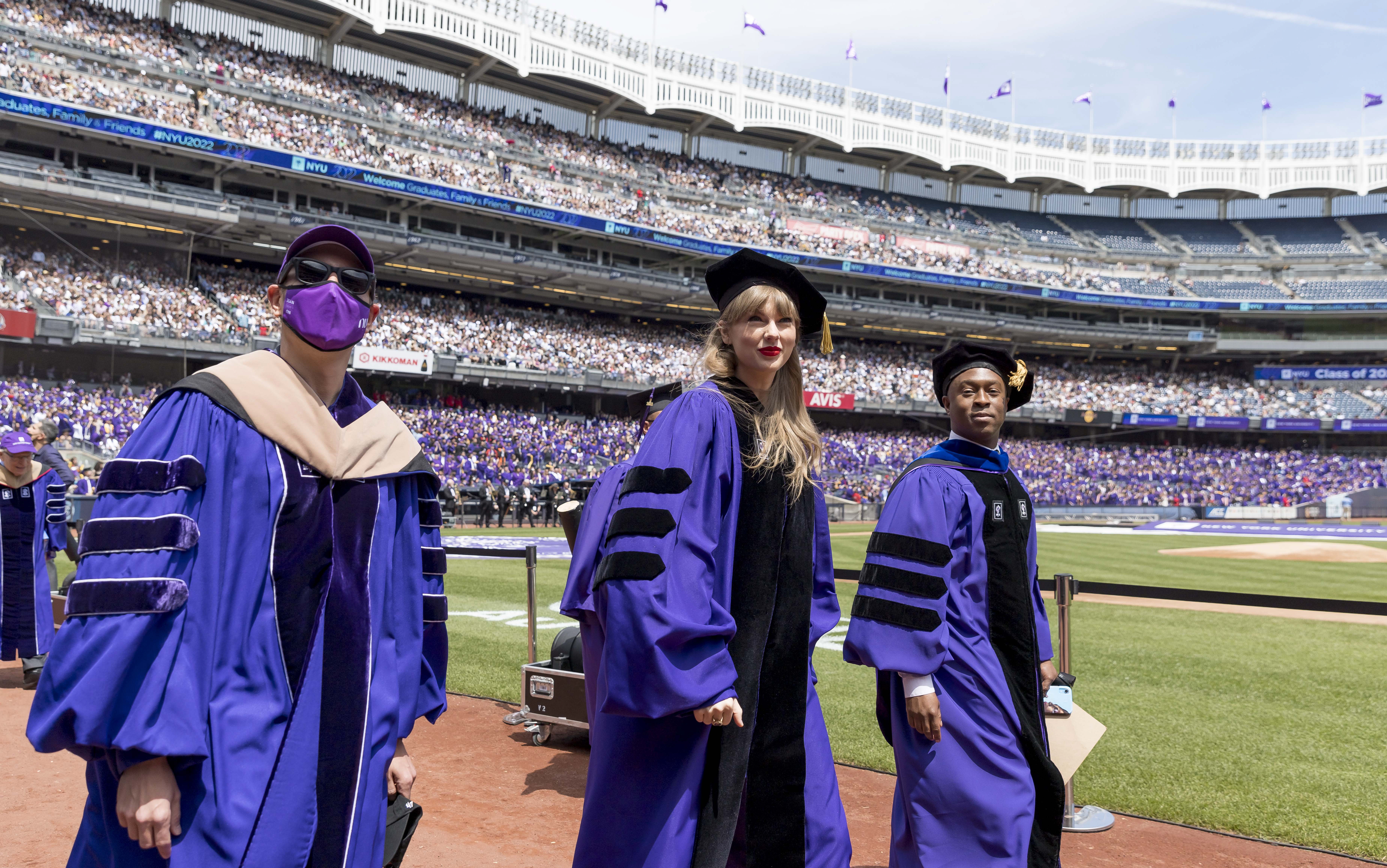 New York (United States), 18/05/2022.- US singer Taylor Swift (C) arrives to address graduates at New York University'Äôs 2022 commencement ceremony where she also received an honorary doctorate in fine arts at Yankees Stadium in the Bronx borough of New York, New York, USA, 18 May 2022. (Estados Unidos, Nueva York) EFE/EPA/JUSTIN LANE