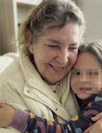Amparo Jaramillo Eastman falleció junto a su nieta, Violeta Guerrero, en el pasillo de un apartamento del edificio Guadalupe, al sur de Cali. La mujer de 73 años era especialista en Desarrollo Comunitario, Humanidades.